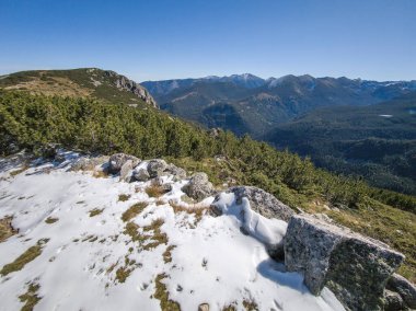 Rila Dağı 'nın Mechit yakınlarındaki muhteşem sonbahar manzarası ve Popova Kapa zirveleri, Bulgaristan