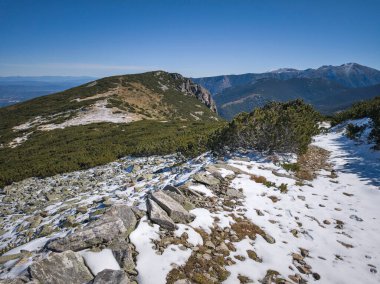 Rila Dağı 'nın Mechit yakınlarındaki muhteşem sonbahar manzarası ve Popova Kapa zirveleri, Bulgaristan