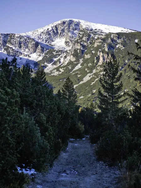 Rila Dağı 'nın Mechit yakınlarındaki muhteşem sonbahar manzarası ve Popova Kapa zirveleri, Bulgaristan