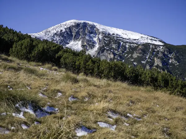 Rila Dağı 'nın Mechit yakınlarındaki muhteşem sonbahar manzarası ve Popova Kapa zirveleri, Bulgaristan