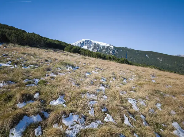 Rila Dağı 'nın Mechit yakınlarındaki muhteşem sonbahar manzarası ve Popova Kapa zirveleri, Bulgaristan