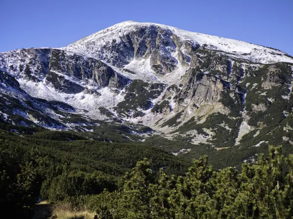 Rila Dağı 'nın Mechit yakınlarındaki muhteşem sonbahar manzarası ve Popova Kapa zirveleri, Bulgaristan