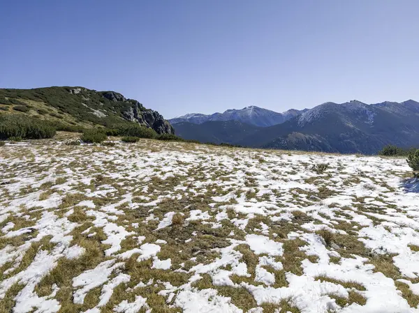 Rila Dağı 'nın Mechit yakınlarındaki muhteşem sonbahar manzarası ve Popova Kapa zirveleri, Bulgaristan