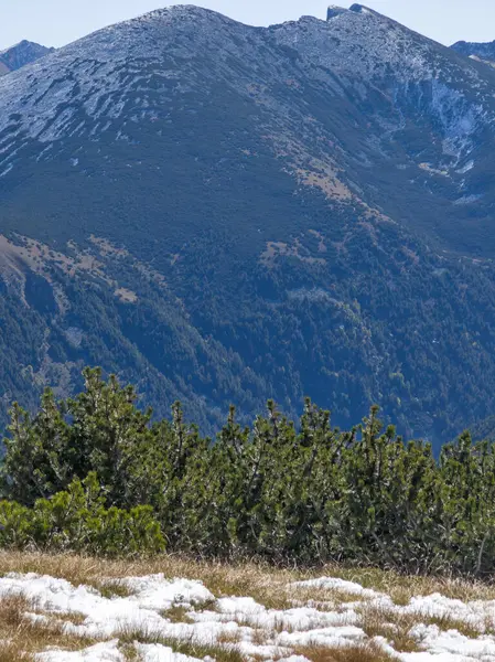 Rila Dağı 'nın Mechit yakınlarındaki muhteşem sonbahar manzarası ve Popova Kapa zirveleri, Bulgaristan