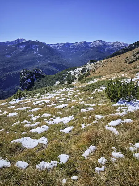 Rila Dağı 'nın Mechit yakınlarındaki muhteşem sonbahar manzarası ve Popova Kapa zirveleri, Bulgaristan