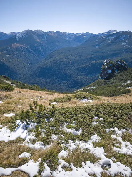 Rila Dağı 'nın Mechit yakınlarındaki muhteşem sonbahar manzarası ve Popova Kapa zirveleri, Bulgaristan