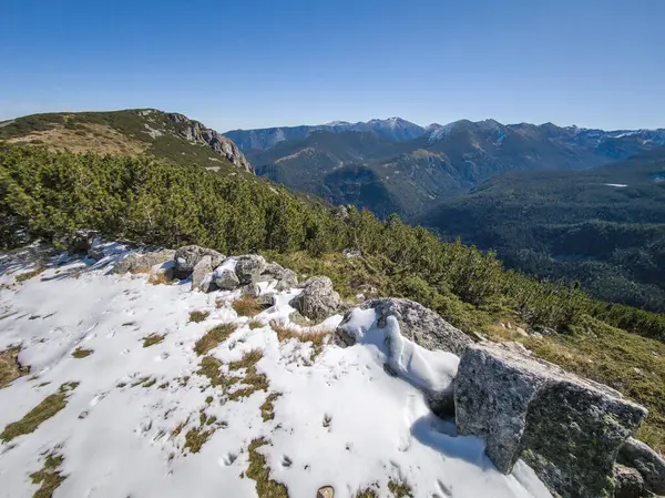 Rila Dağı 'nın Mechit yakınlarındaki muhteşem sonbahar manzarası ve Popova Kapa zirveleri, Bulgaristan