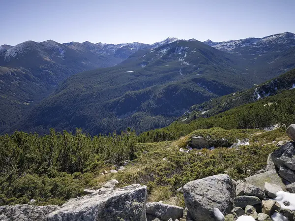Rila Dağı 'nın Mechit yakınlarındaki muhteşem sonbahar manzarası ve Popova Kapa zirveleri, Bulgaristan