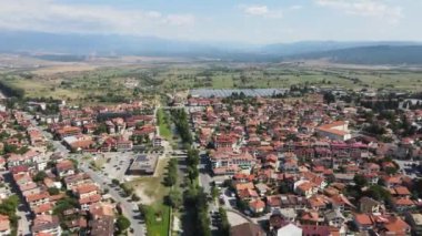 Bulgaristan 'ın Blagoevgrad bölgesinin ünlü Bansko kayak beldesinin hava manzarası
