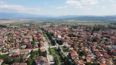 Bulgaristan 'ın Blagoevgrad bölgesinin ünlü Bansko kayak beldesinin hava manzarası