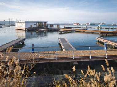 SOZOPOL, BULGARIA - 14 Aralık 2024: Bulgaristan 'ın Burgaz Bölgesi Sozopol limanının günbatımı manzarası