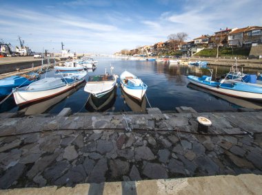 SOZOPOL, BULGARIA - 14 Aralık 2024: Bulgaristan 'ın Burgaz Bölgesi Sozopol limanının günbatımı manzarası