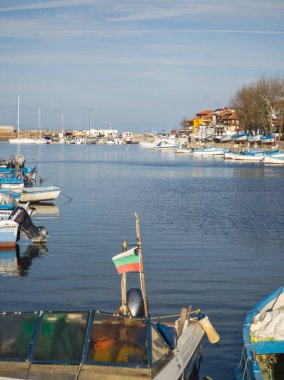 SOZOPOL, BULGARIA - 14 Aralık 2024: Bulgaristan 'ın Burgaz Bölgesi Sozopol limanının günbatımı manzarası