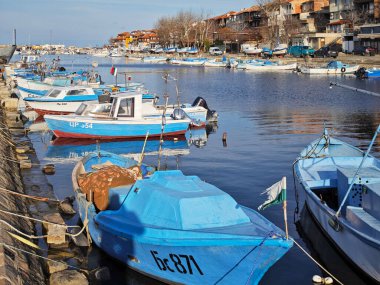 SOZOPOL, BULGARIA - 14 Aralık 2024: Bulgaristan 'ın Burgaz Bölgesi Sozopol limanının günbatımı manzarası