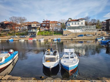 SOZOPOL, BULGARIA - 14 Aralık 2024: Bulgaristan 'ın Burgaz Bölgesi Sozopol limanının günbatımı manzarası