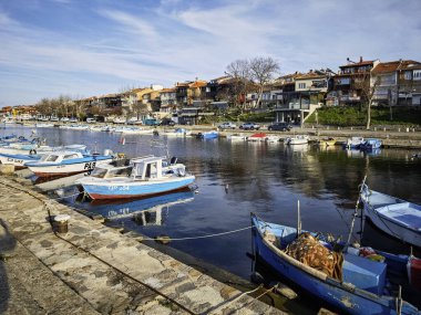 SOZOPOL, BULGARIA - 14 Aralık 2024: Bulgaristan 'ın Burgaz Bölgesi Sozopol limanının günbatımı manzarası