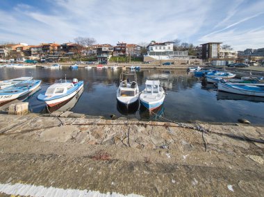 SOZOPOL, BULGARIA - 14 Aralık 2024: Bulgaristan 'ın Burgaz Bölgesi Sozopol limanının günbatımı manzarası