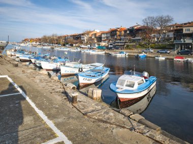 SOZOPOL, BULGARIA - 14 Aralık 2024: Bulgaristan 'ın Burgaz Bölgesi Sozopol limanının günbatımı manzarası