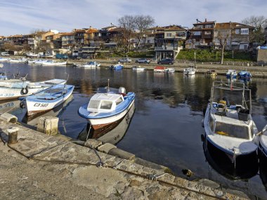 SOZOPOL, BULGARIA - 14 Aralık 2024: Bulgaristan 'ın Burgaz Bölgesi Sozopol limanının günbatımı manzarası