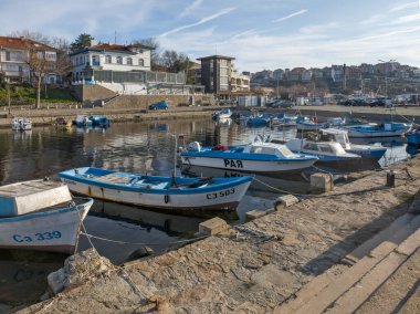 SOZOPOL, BULGARIA - 14 Aralık 2024: Bulgaristan 'ın Burgaz Bölgesi Sozopol limanının günbatımı manzarası