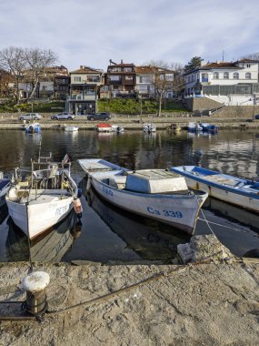 SOZOPOL, BULGARIA - 14 Aralık 2024: Bulgaristan 'ın Burgaz Bölgesi Sozopol limanının günbatımı manzarası