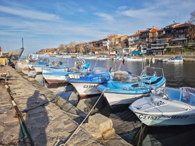 SOZOPOL, BULGARIA - 14 Aralık 2024: Bulgaristan 'ın Burgaz Bölgesi Sozopol limanının günbatımı manzarası