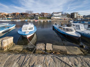 SOZOPOL, BULGARIA - 14 Aralık 2024: Bulgaristan 'ın Burgaz Bölgesi Sozopol limanının günbatımı manzarası