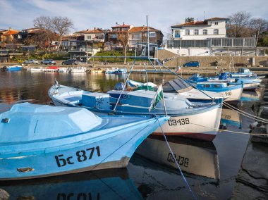SOZOPOL, BULGARIA - 14 Aralık 2024: Bulgaristan 'ın Burgaz Bölgesi Sozopol limanının günbatımı manzarası