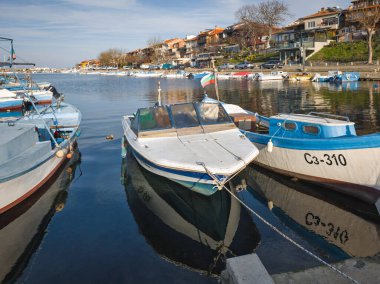 SOZOPOL, BULGARIA - 14 Aralık 2024: Bulgaristan 'ın Burgaz Bölgesi Sozopol limanının günbatımı manzarası