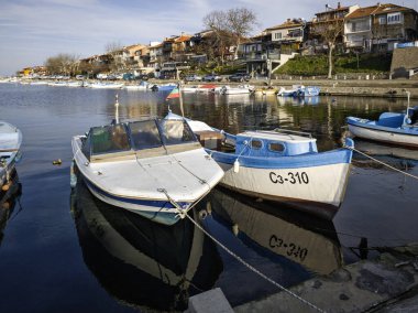 SOZOPOL, BULGARIA - 14 Aralık 2024: Bulgaristan 'ın Burgaz Bölgesi Sozopol limanının günbatımı manzarası