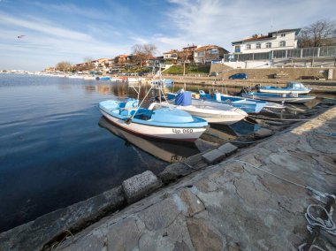 SOZOPOL, BULGARIA - 14 Aralık 2024: Bulgaristan 'ın Burgaz Bölgesi Sozopol limanının günbatımı manzarası