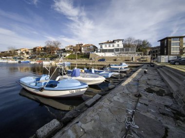 SOZOPOL, BULGARIA - 14 Aralık 2024: Bulgaristan 'ın Burgaz Bölgesi Sozopol limanının günbatımı manzarası