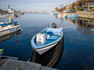 SOZOPOL, BULGARIA - 14 Aralık 2024: Bulgaristan 'ın Burgaz Bölgesi Sozopol limanının günbatımı manzarası