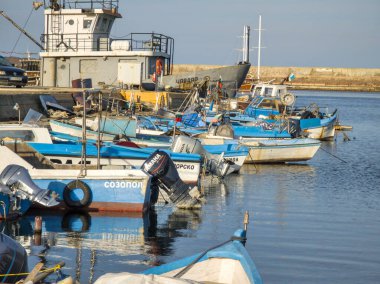 SOZOPOL, BULGARIA - 14 Aralık 2024: Bulgaristan 'ın Burgaz Bölgesi Sozopol limanının günbatımı manzarası