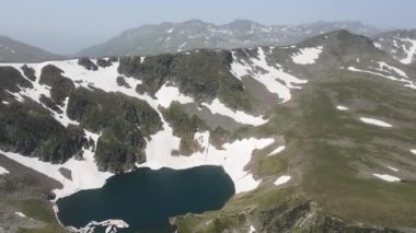 Bulgaristan 'ın Yedi Rila Gölü yakınlarındaki Rila Dağı' nın şaşırtıcı hava manzarası