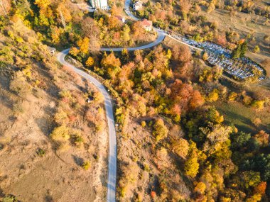 Bulgaristan 'ın Filibe Bölgesi Borovo kasabası yakınlarındaki Rodop dağının şaşırtıcı sonbahar manzarası