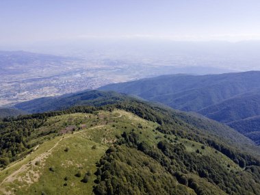 Bulgaristan 'ın Blagoevgrad bölgesindeki Kongur tepesi etrafındaki Belasitsa Dağı' nın havadan yaz manzarası