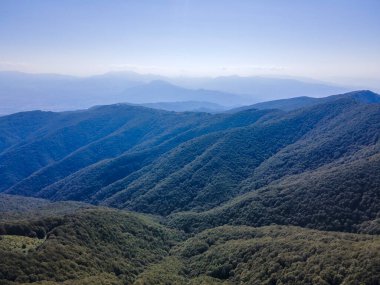 Bulgaristan 'ın Blagoevgrad bölgesindeki Kongur tepesi etrafındaki Belasitsa Dağı' nın havadan yaz manzarası