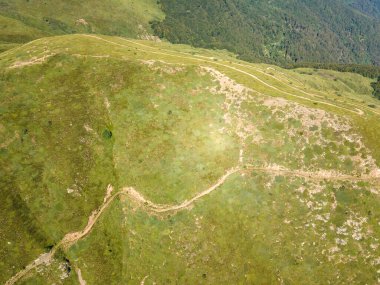 Bulgaristan 'ın Blagoevgrad bölgesindeki Kongur tepesi etrafındaki Belasitsa Dağı' nın havadan yaz manzarası