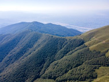 Bulgaristan 'ın Blagoevgrad bölgesindeki Kongur tepesi etrafındaki Belasitsa Dağı' nın havadan yaz manzarası