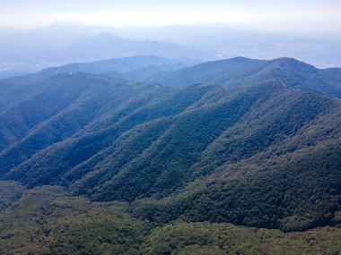 Bulgaristan 'ın Blagoevgrad bölgesindeki Kongur tepesi etrafındaki Belasitsa Dağı' nın havadan yaz manzarası