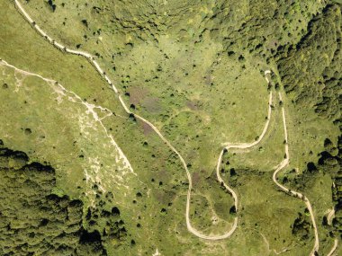 Bulgaristan 'ın Blagoevgrad bölgesindeki Kongur tepesi etrafındaki Belasitsa Dağı' nın havadan yaz manzarası