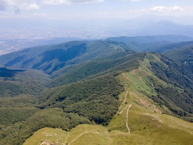 Bulgaristan 'ın Blagoevgrad bölgesindeki Kongur tepesi etrafındaki Belasitsa Dağı' nın havadan yaz manzarası