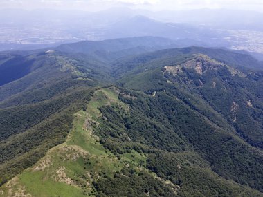 Bulgaristan 'ın Blagoevgrad bölgesindeki Kongur tepesi etrafındaki Belasitsa Dağı' nın havadan yaz manzarası