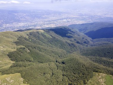 Bulgaristan 'ın Blagoevgrad bölgesindeki Kongur tepesi etrafındaki Belasitsa Dağı' nın havadan yaz manzarası