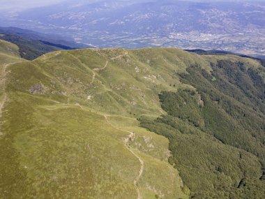 Bulgaristan 'ın Blagoevgrad bölgesindeki Kongur tepesi etrafındaki Belasitsa Dağı' nın havadan yaz manzarası