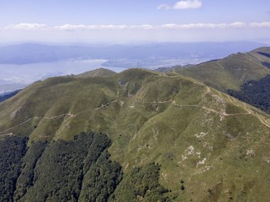 Bulgaristan 'ın Blagoevgrad bölgesindeki Kongur tepesi etrafındaki Belasitsa Dağı' nın havadan yaz manzarası
