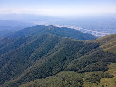 Bulgaristan 'ın Blagoevgrad bölgesindeki Kongur tepesi etrafındaki Belasitsa Dağı' nın havadan yaz manzarası