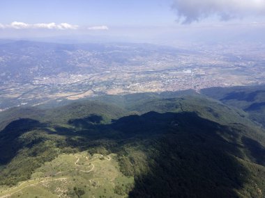 Bulgaristan 'ın Blagoevgrad bölgesindeki Kongur tepesi etrafındaki Belasitsa Dağı' nın havadan yaz manzarası