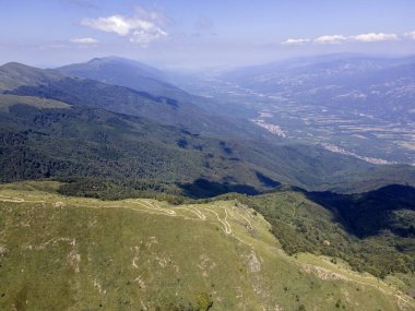 Bulgaristan 'ın Blagoevgrad bölgesindeki Kongur tepesi etrafındaki Belasitsa Dağı' nın havadan yaz manzarası